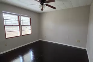 122 S Willow St, Texas City, TX 77591 - Photo 9