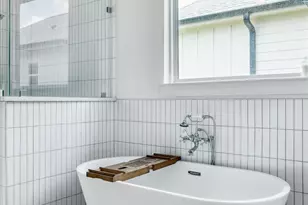 810 E 39th St, Houston, TX 77022 - Photo 9