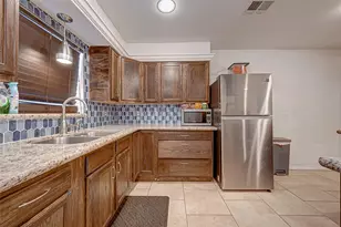 4 Carlota Ct, Houston, TX 77074 - Photo 11