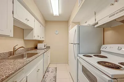 2121 Fountain View Drive #16, Houston, TX 77057 - Photo 13
