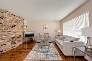 2121 Fountain View Dr, Houston, TX 77057 - Photo 9