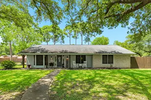 102 W Bronco Bend St, Angleton, TX 77515 - Photo 3