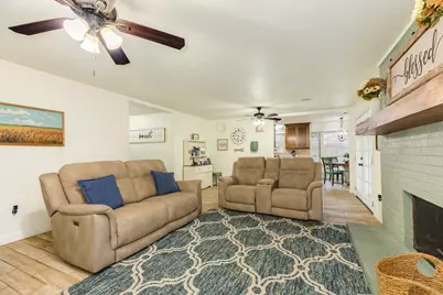 102 W Bronco Bend Street, Angleton, TX 77515 - Photo 15