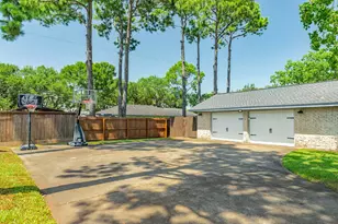 102 W Bronco Bend St, Angleton, TX 77515 - Photo 9