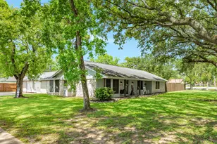 102 W Bronco Bend St, Angleton, TX 77515 - Photo 7