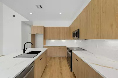 5029 Van Fleet Street #B, Houston, TX 77033 - Photo 7