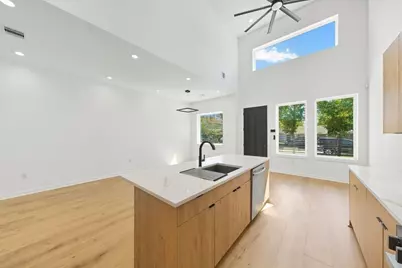 5029 Van Fleet Street #B, Houston, TX 77033 - Photo 9