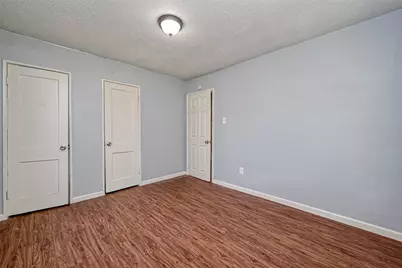 5431 Willow Glen Drive, Houston, TX 77033 - Photo 15