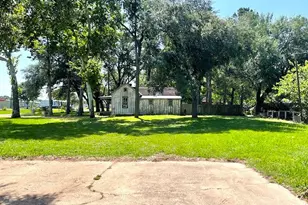 6211 Gresham St, Wallis, TX 77485 - Photo 17