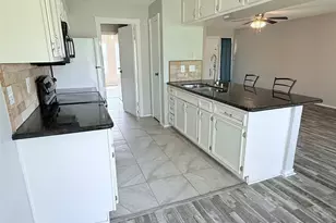 418 Garland Dr, Lake Jackson, TX 77566 - Photo 3