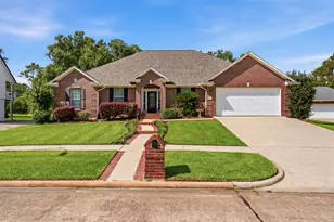 911 Oak Leaf St, La Porte, TX 77571 - Photo 1