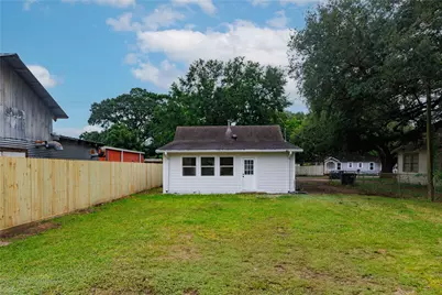 704 W Willis Street, Alvin, TX 77511 - Photo 11