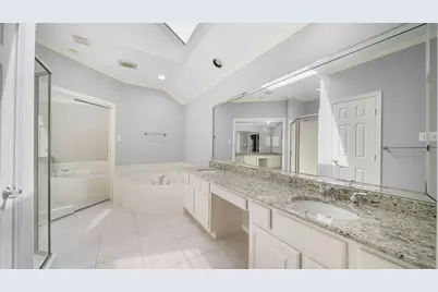 58 W Sienna Place, The Woodlands, TX 77382 - Photo 17