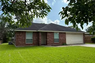 910 Old Angleton Rd, Clute, TX 77531 - Photo 1