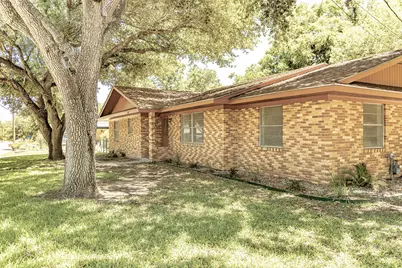1220 N Avenue I, Shiner, TX 77984 - Photo 3
