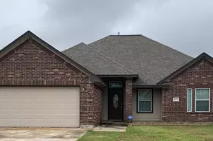 107 Freedom Dr, Clute, TX 77531 - Photo 1