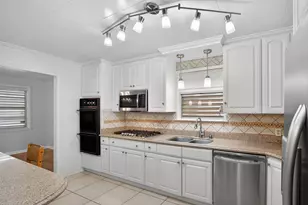 22 Willow Ln, Galveston, TX 77551 - Photo 5