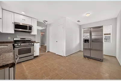 10814 Parkland Woods Drive, Sugar Land, TX 77498 - Photo 9