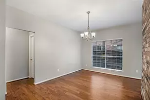 98 S Village Knoll Cir, The Woodlands, TX 77381 - Photo 5