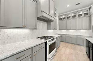 12055 Lk Vw Blvd, Mont Belvieu, TX 77523 - Photo 5
