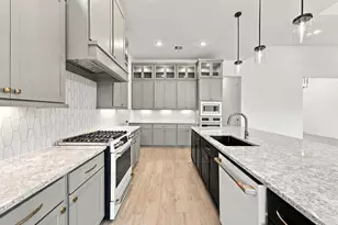 12055 Lk Vw Blvd, Mont Belvieu, TX 77523 - Photo 9