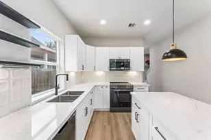 8027 Betty Boop St, Houston, TX 77028 - Photo 11