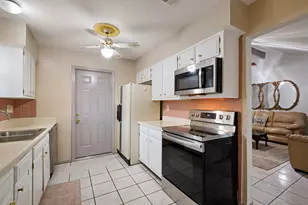 6230 Knoll West Dr, Houston, TX 77072 - Photo 9