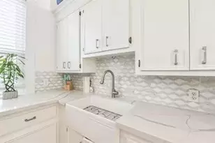 1015 26th St, Galveston, TX 77550 - Photo 9