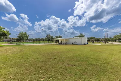 425 E Obryant Street, Bellville, TX 77418 - Photo 7