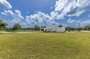 425 E Obryant St, Bellville, TX 77418 - Photo 7