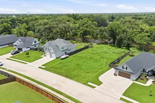 208 Creekside Ln, Lake Jackson, TX 77566 - Photo 1