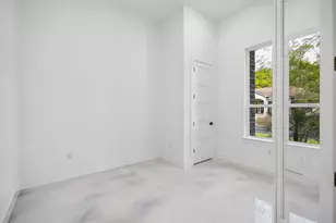 2405 W Greenbriar Dr, Huntsville, TX 77340 - Photo 7