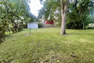 618 W Peach St, Angleton, TX 77515 - Photo 17