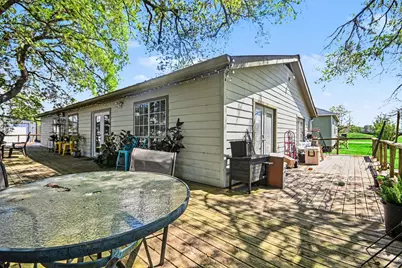 810 Miller, Anahuac, TX 77514 - Photo 9