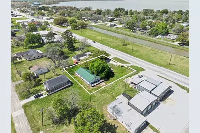 810 Miller, Anahuac, TX 77514 - Photo 25