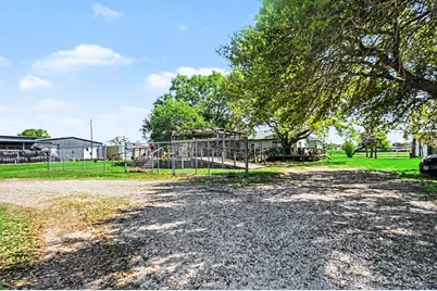 810 Miller, Anahuac, TX 77514 - Photo 7