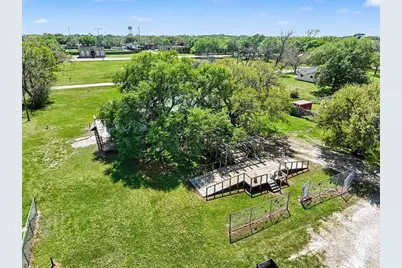 810 Miller, Anahuac, TX 77514 - Photo 3