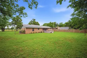 415 W Decherd St, Franklin, TX 77856 - Photo 23