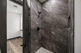 7818 Hanfro Ln, Houston, TX 77088 - Photo 31