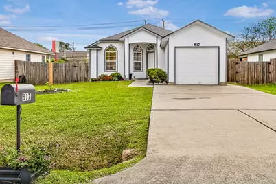 817 S 1st Street, La Porte, TX 77571 - Photo 1