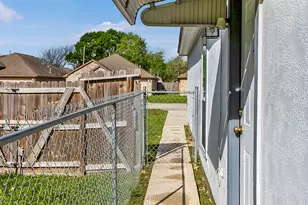 817 S 1st St, La Porte, TX 77571 - Photo 33