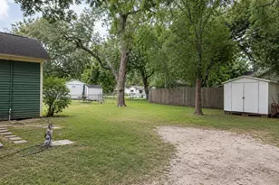 1012 W Adoue St, Alvin, TX 77511 - Photo 31