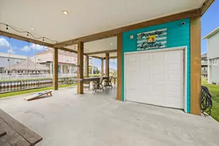923 Tidelands Dr, Crystal Beach, TX 77650 - Photo 7