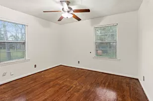 1737 S Park Dr, Alvin, TX 77511 - Photo 11