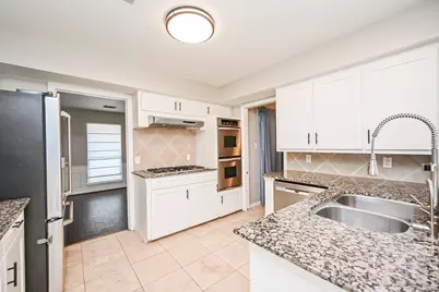 6555 Grovewood Lane, Houston, TX 77008 - Photo 9