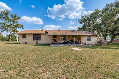 614 E Martindale Street, Seguin, TX 78155 - Photo 17