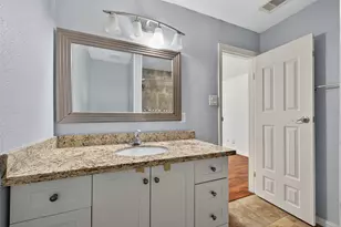 1701 Upland Dr, Houston, TX 77043 - Photo 21