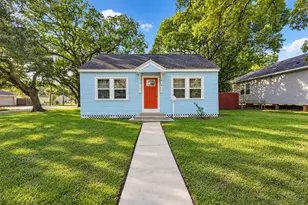801 18th Ave N, Galveston, TX 77590 - Photo 1