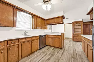 1611 Droxford Dr, Houston, TX 77008 - Photo 17