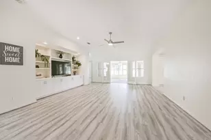 3810 E Peach Hollow Cir, Pearland, TX 77584 - Photo 5